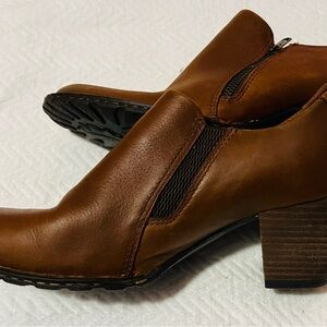 Born Brown Ankle Boots with Chunky Heel and Slip-On Design